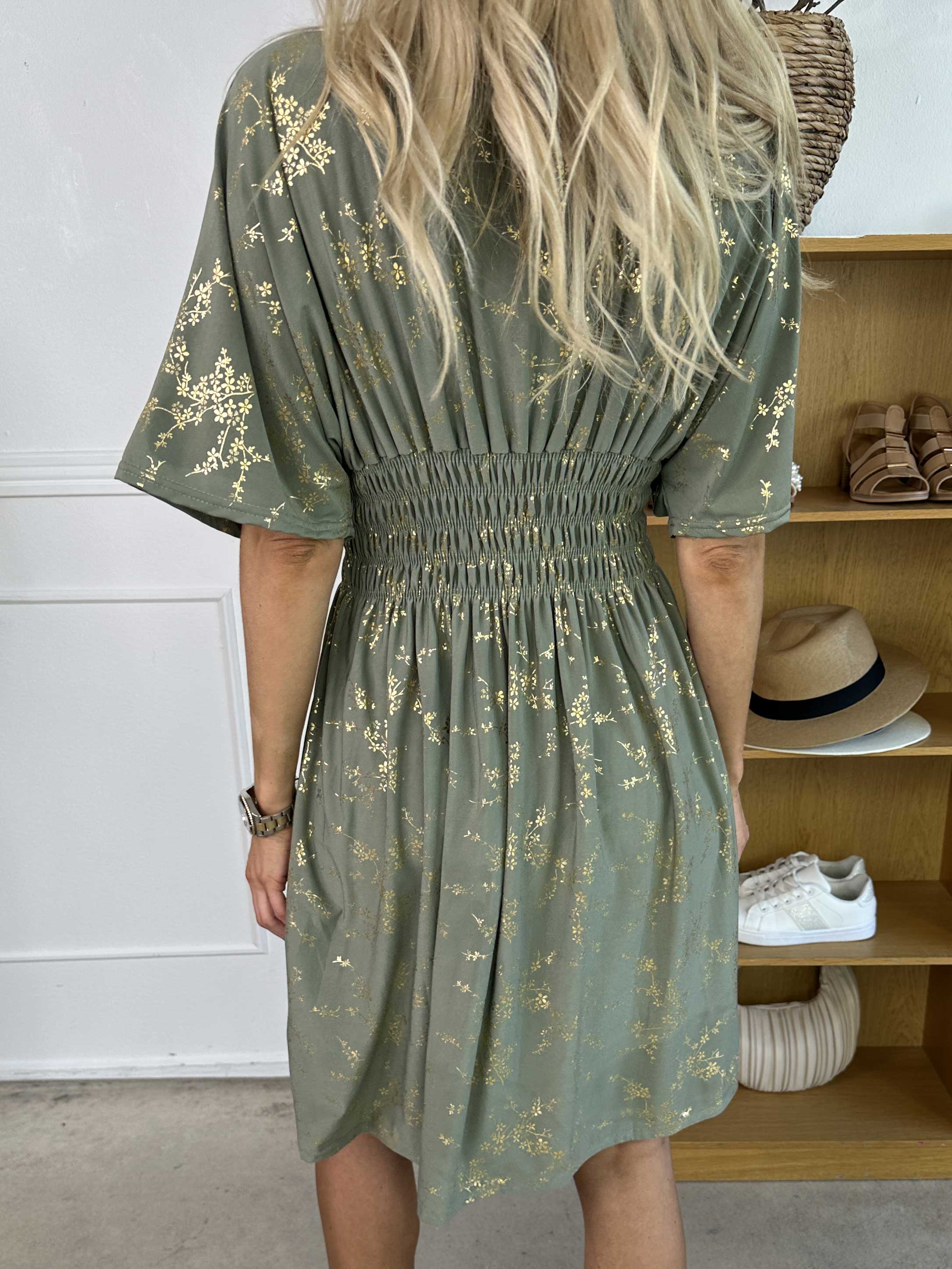 Pams Gold Short - Elastisk kjole detaljeret med guld blomster